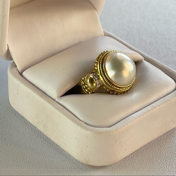 Authentic White Mabé Pearl 18kt gold w/ diamonds cocktail ring retail $3000 - Picture 8 of 11